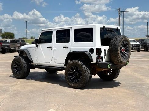 Used 2018 Jeep Wrangler Unlimited Sahara w/ Connectivity Group AWD/4WD image 4