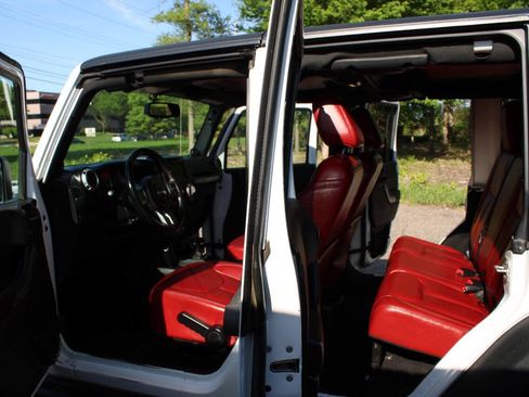 Used 2013 Jeep Wrangler Unlimited Rubicon AWD/4WD image 28