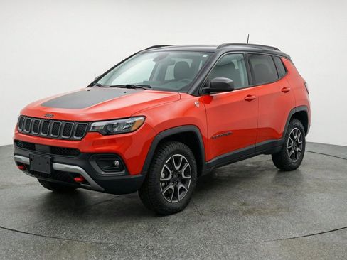 Used 2025 Jeep Compass Trailhawk AWD/4WD image 3