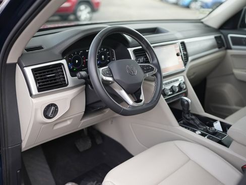 Certified 2022 Volkswagen Atlas SE w/ Black Wheel Package image 12