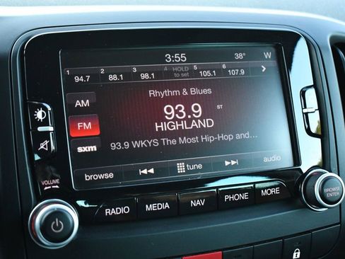 Used 2014 FIAT 500L Trekking w/ Popular Equipment Group image 46