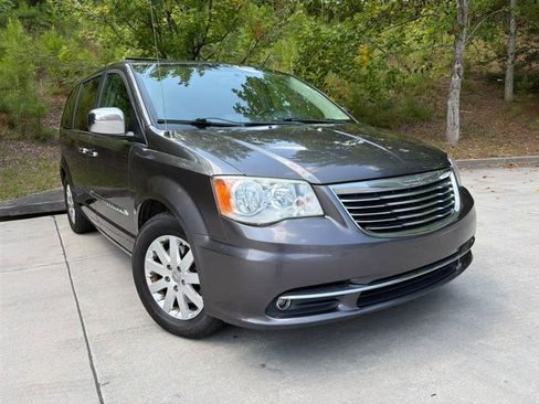 Used 2015 Chrysler Town & Country Touring FWD image 1