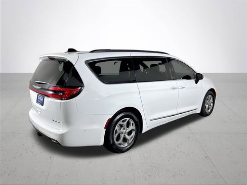 Used 2023 Chrysler Pacifica Limited w/ Uconnect Theater Family Group image 6