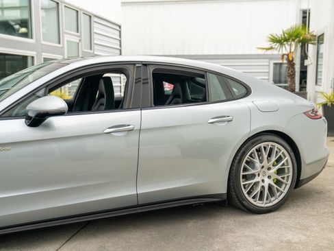 Used 2018 Porsche Panamera 4 image 5
