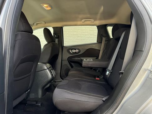 Used 2015 Jeep Cherokee Latitude w/ Comfort/Convenience Group AWD/4WD image 18