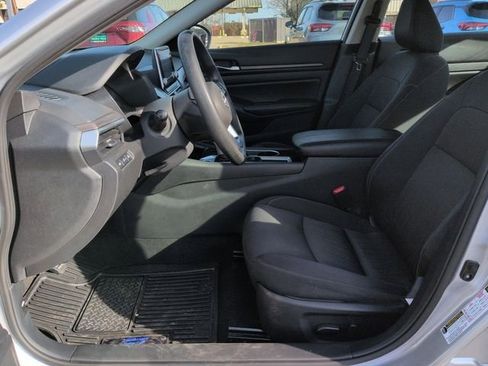 Used 2024 Nissan Altima 2.5 SV image 16