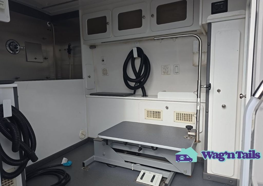 Used 2024 Mercedes-Benz Sprinter 2500 w/ Acoustic Package image 10