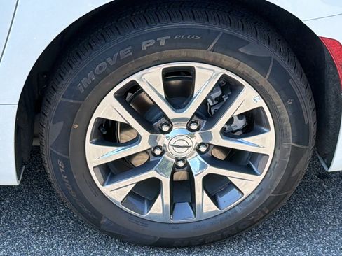 Used 2024 Chrysler Pacifica Pinnacle FWD image 12