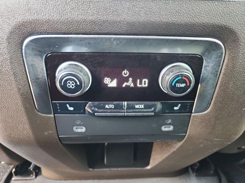 Used 2022 Chevrolet Suburban LT w/ Luxury Package RWD image 22