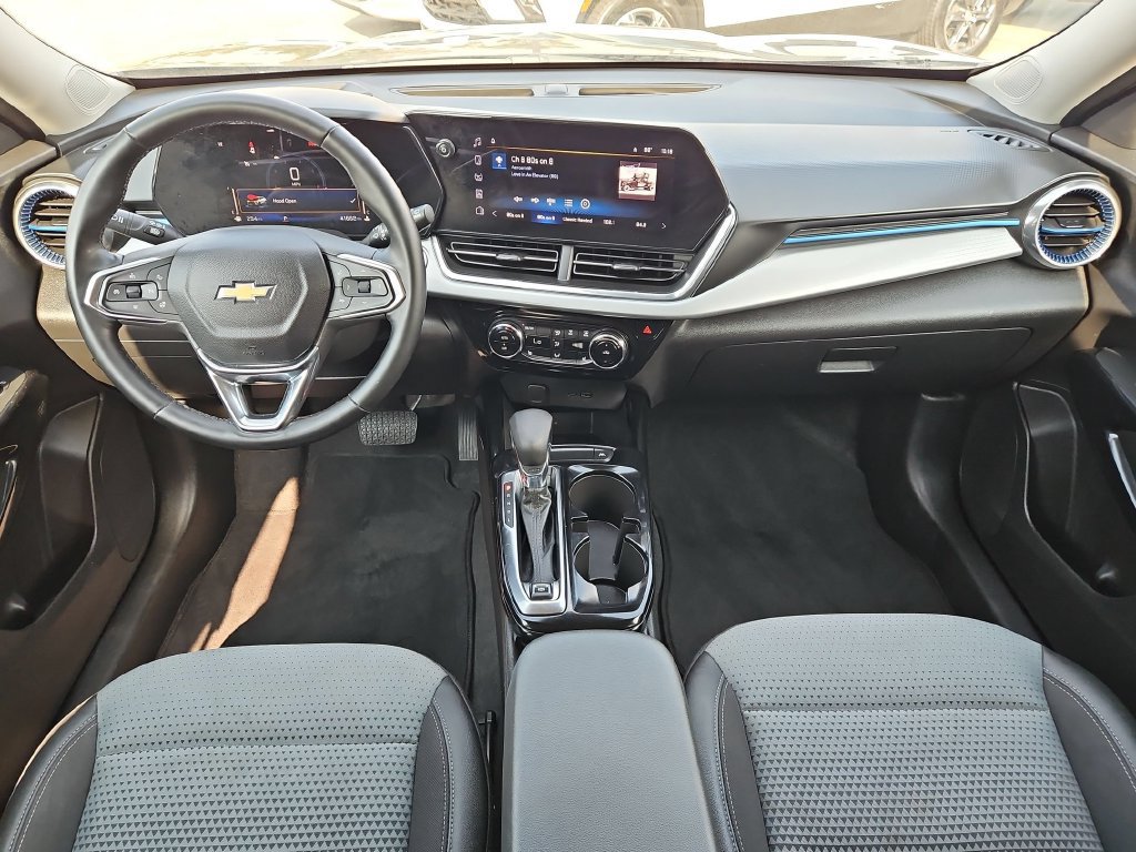 Used 2025 Chevrolet Trax LT w/ LT Convenience Package FWD image 26