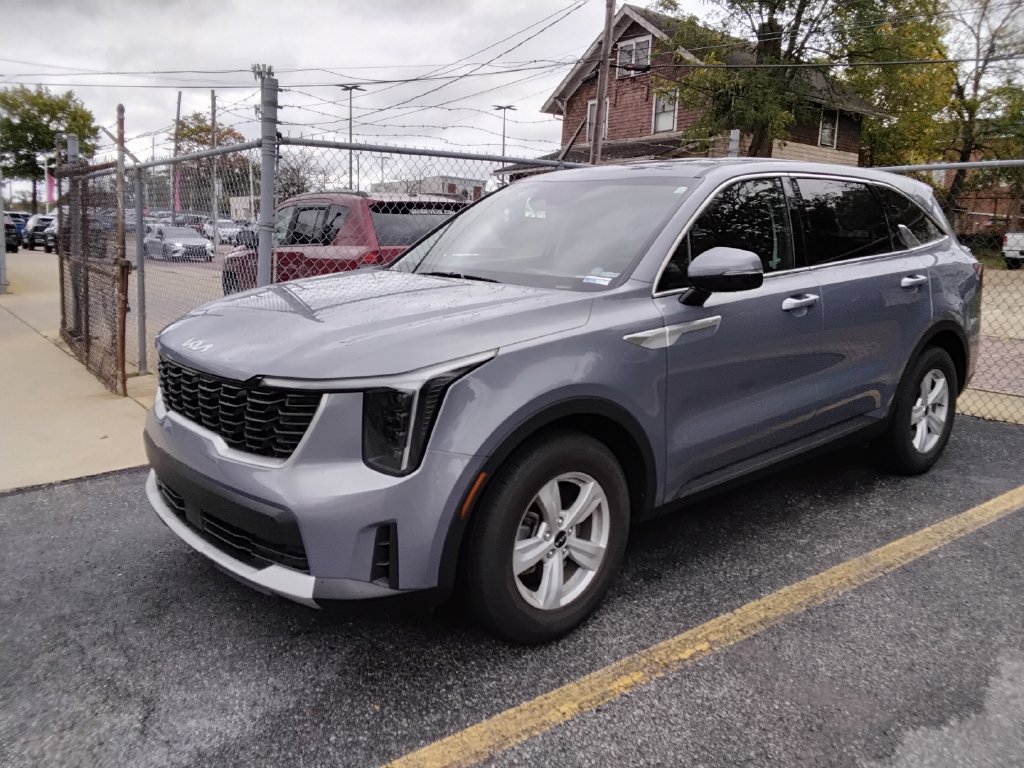 Used 2024 Kia Sorento LX FWD image 2