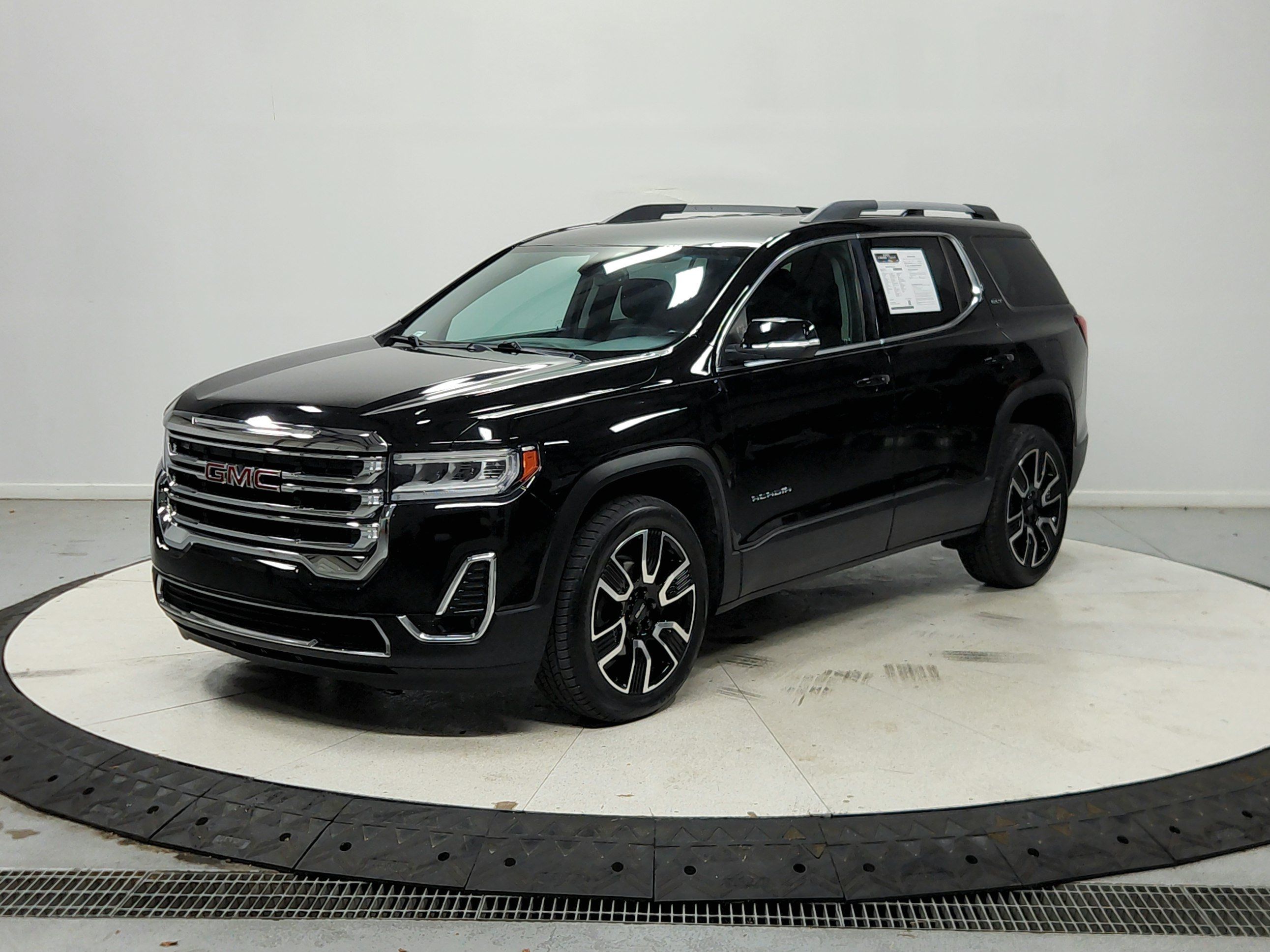 Used 2020 GMC Acadia SLT w/ LPO, Black Accent Package FWD image 4