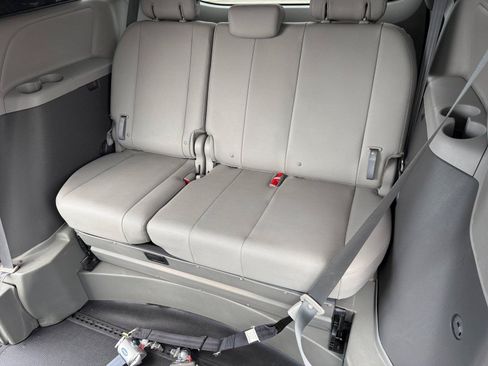 Used 2017 Toyota Sienna XLE w/ XLE Navigation Package FWD image 14