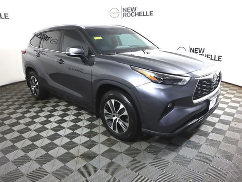 Used 2023 Toyota Highlander XLE image 4
