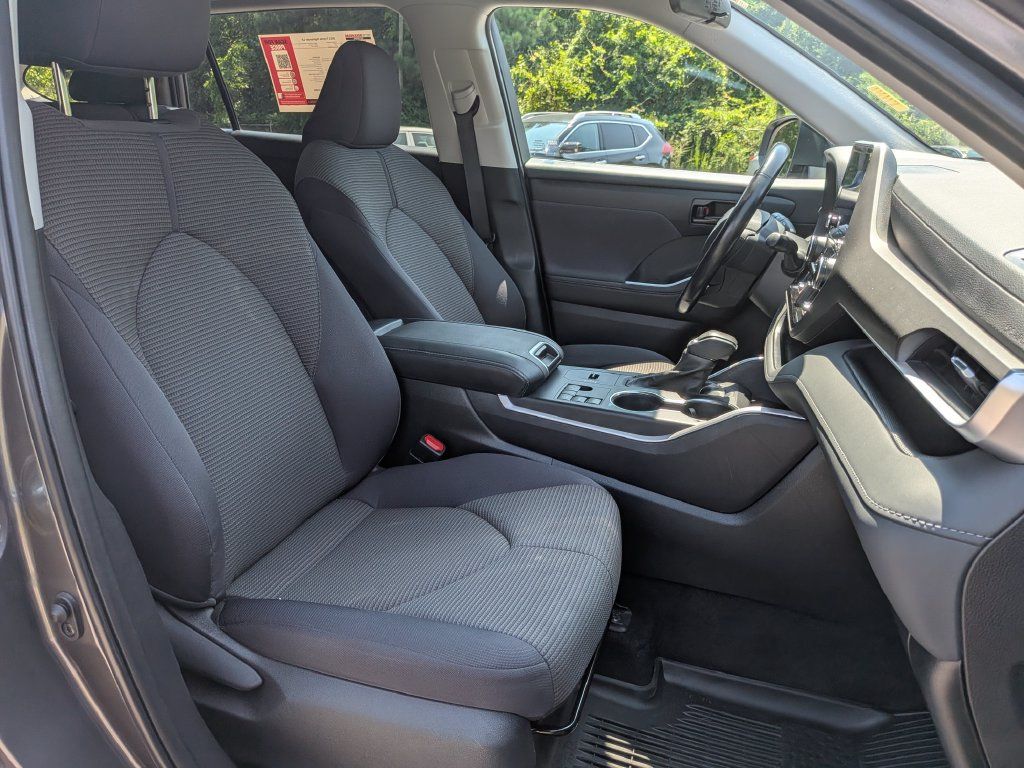 Used 2023 Toyota Highlander LE FWD image 31