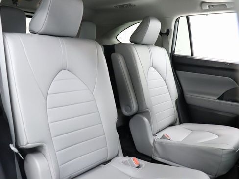 Used 2024 Toyota Highlander XLE image 31