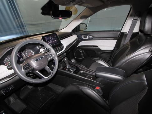 Used 2022 Jeep Compass Latitude FWD image 2