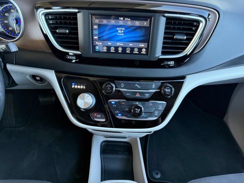 Used 2021 Chrysler Voyager LX FWD image 15
