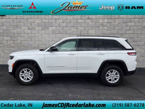 Used 2024 Jeep Grand Cherokee Laredo w/ Luxury Tech Group I AWD/4WD image 2