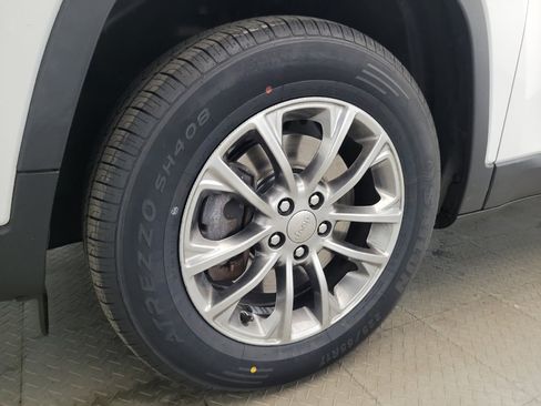 Used 2019 Jeep Cherokee Latitude Plus w/ Cold Weather Group AWD/4WD image 31
