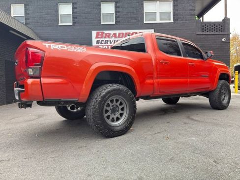 Used 2018 Toyota Tacoma TRD Sport image 5