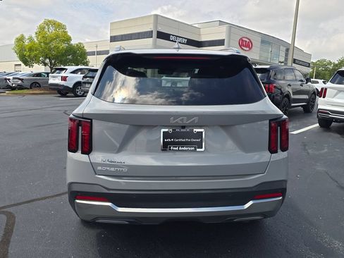 Certified 2025 Kia Sorento EX w/ Panoramic Sunroof Package FWD image 4