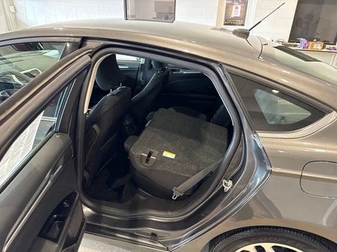 Used 2016 Ford Fusion SE FWD image 19