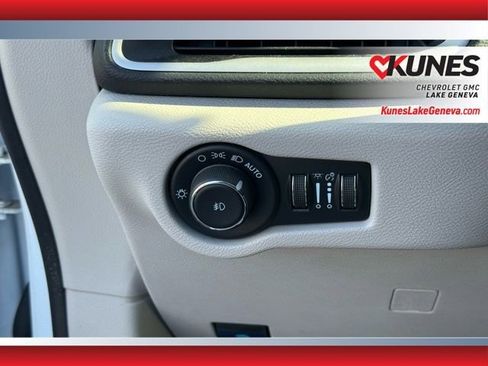 Used 2024 Chrysler Pacifica Touring-L image 22