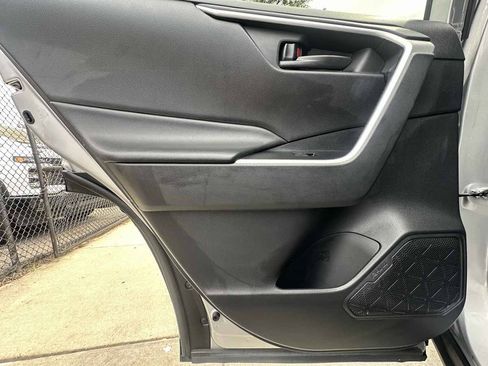 Used 2022 Toyota RAV4 LE AWD/4WD image 39