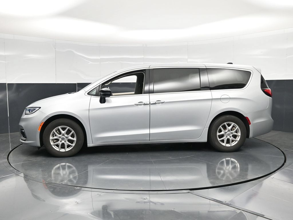 Used 2024 Chrysler Pacifica Touring-L FWD image 8