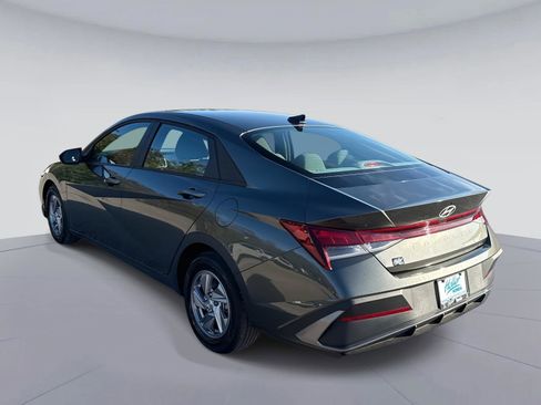 Used 2024 Hyundai Elantra SE image 6
