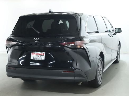 Used 2026 Toyota Sienna LE AWD/4WD image 42