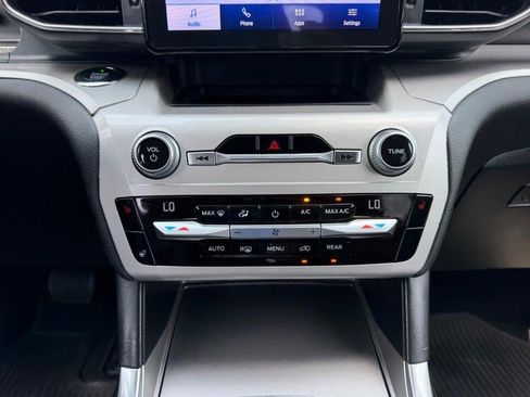 Used 2020 Ford Explorer XLT w/ Equipment Group 202A AWD/4WD image 18