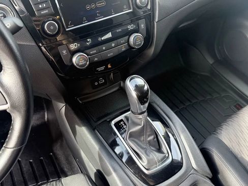 Used 2020 Nissan Rogue SV image 15