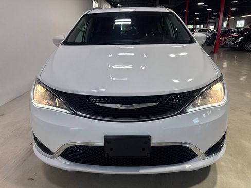 Used 2017 Chrysler Pacifica Touring-L FWD image 9