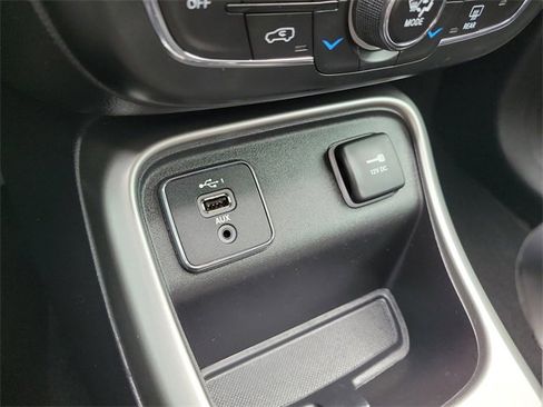 Used 2019 Jeep Compass Latitude image 33