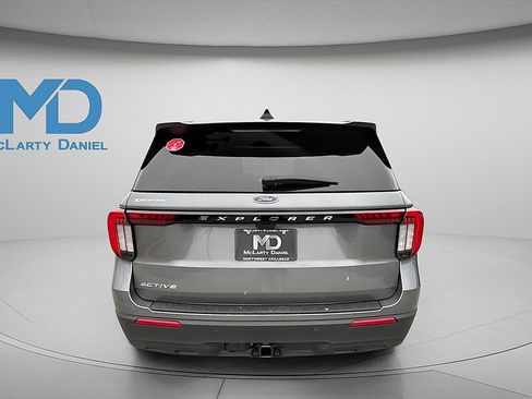 Used 2025 Ford Explorer Active image 3