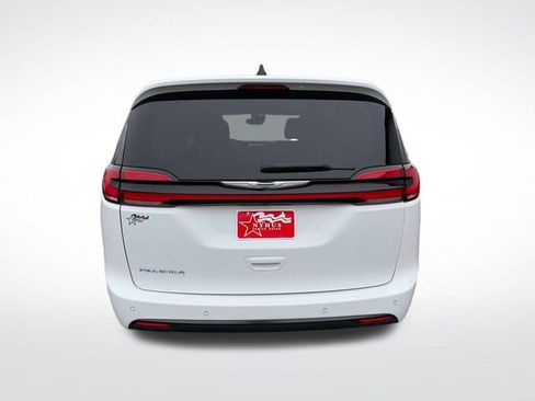 Used 2024 Chrysler Pacifica Touring-L FWD image 5