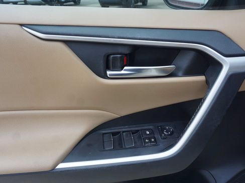 Used 2021 Toyota RAV4 XLE Premium FWD image 3