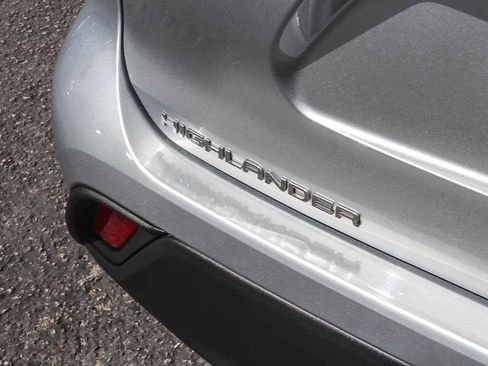 Used 2021 Toyota Highlander XLE image 9