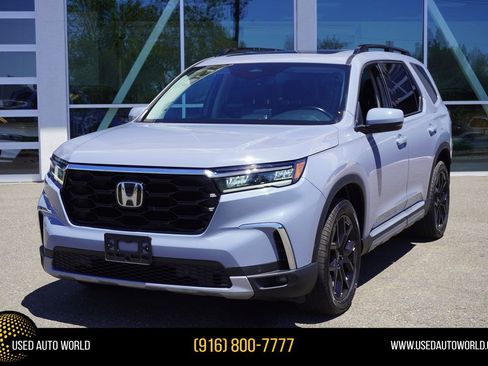 Used 2025 Honda Pilot Touring image 1