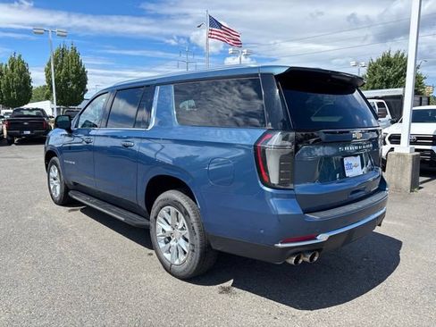 Used 2025 Chevrolet Suburban Premier AWD/4WD image 3
