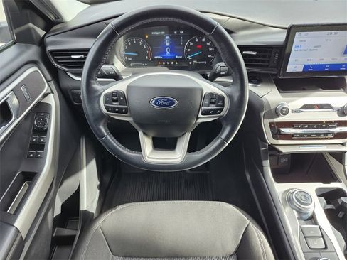 Used 2022 Ford Explorer XLT image 13