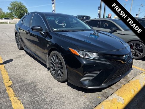 Used 2020 Toyota Camry SE image 1