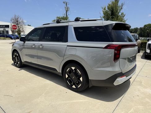 Used 2025 Kia Carnival EX FWD image 8