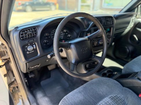 Used 2000 Chevrolet S10 Pickup LS w/ Preferred Equipment Group image 16