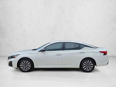 Used 2025 Nissan Altima 2.5 SV FWD image 9