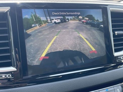 Used 2023 Chrysler Pacifica Touring-L FWD image 16