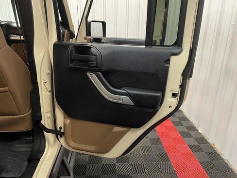 Used 2011 Jeep Wrangler Unlimited Rubicon w/ Connectivity Group AWD/4WD image 45