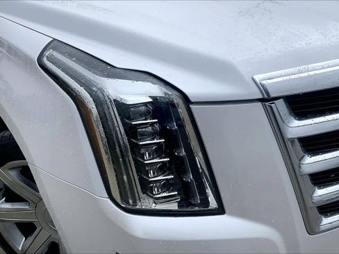 Used 2018 Cadillac Escalade ESV Luxury image 28